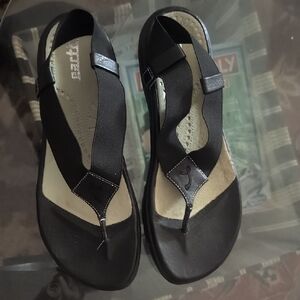 Earth Women's Black Sandals